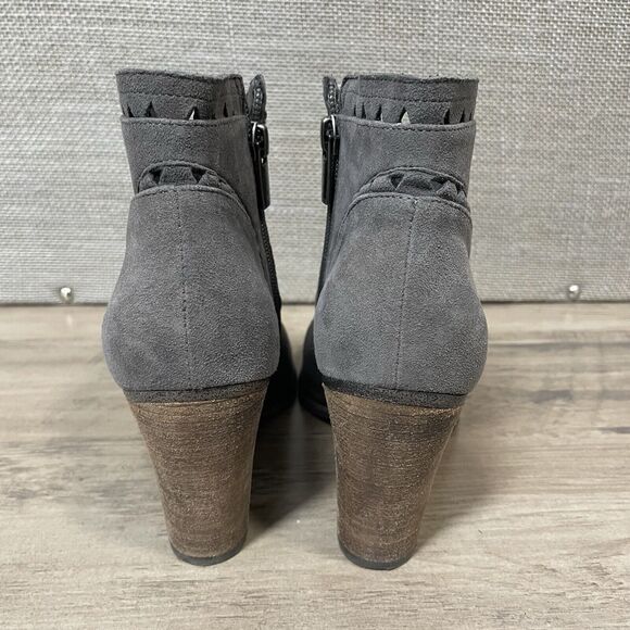 VINCE CAMUTO Fritan Bootie Size 8 M Gray Bootie SUEDE Ankle Stacked Heel Boot - Picture 3 of 9